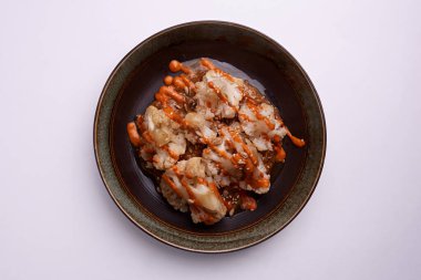 Buharda pişmiş karnabahar ve brokoliyi beyaz tabakta krema sosuyla yakından izle. Sağlıklı, besleyici yiyecekler. Vitaminli yemek. Vejetaryen. Beyaz arkaplan