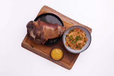 Büyük bir parça yavaş pişirilmiş fırın ızgara ızgara domuz omzu karabiber, biberiye, sarımsak, ahşap ahşap üzerine kırmızı biber, yukarıdan görüş, yakın çekim.