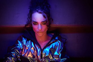 Moda dalgalı neon ışıklı saç stili, çekici bir kadın. Parti kulübü titreşimleri, jel filtresi. Heyecanlı, formda bir kız dansı. Parlak kırmızı mavi ışık. Sanat modası yaratıcı neon rengi.