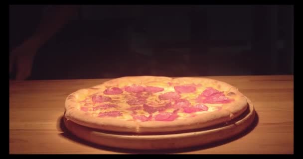 Pizza w piekarniku. Kamera porusza się dokładnie na zjeżdżalni. Ogień pali się w piecu. Piekarnik do pizzy. Wolno płonące ognisko. Piekarnik do pizzy. Pali się ognisko. Powolny ogień. — Wideo stockowe