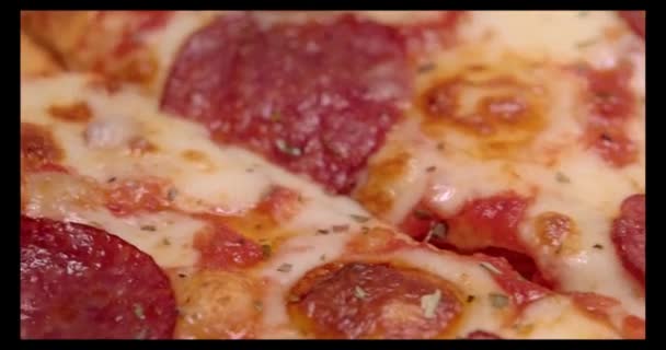 Pizza de pepperoni recién horneada de cerca. Resolución de video 4k de alta calidad — Vídeo de stock