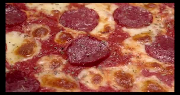 Pizza de pepperoni recién horneada de cerca. Resolución de video 4k de alta calidad — Vídeo de stock