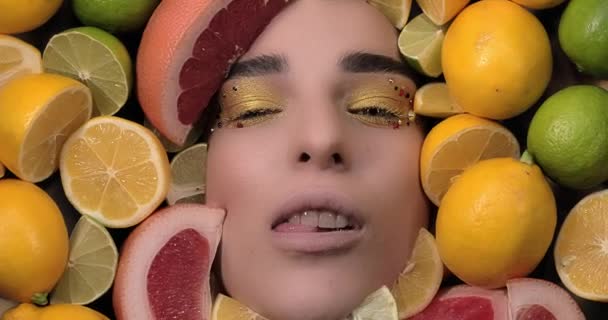 Rodeada de rodajas de limón — Vídeo de stock
