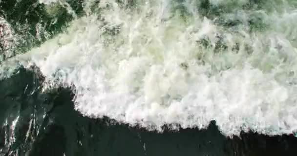 Lassú mozgás. A levegőre néző hullámok sziklákat törnek a kék óceánban. Tengeri hullámok gyönyörű strand légi kilátás drón 4k lövés. Madártávlatból nézik az óceán hullámait. Szörfhullámok — Stock videók