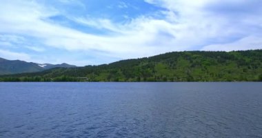 Kristal berrak yeşil suyla Alp Gölü 'nün muhteşem manzarası.