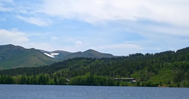 Krajobraz górski, jezioro i pasmo górskie, duża panorama, Kanada — Wideo stockowe