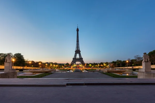 Sonnenaufgang im Eiffelturm in Paris, Frankreich. Eiffelturm ist berühmt — Stockfoto