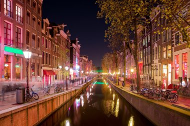 Kırmızı Fener Sokağı gece Amsterdam, Hollanda. Gece hayatı
