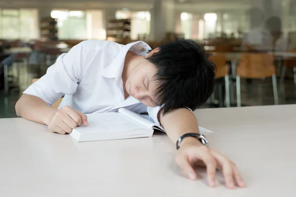 Cansado estudiante asiático o joven asiático con libros durmiendo en li —  Fotos de Stock