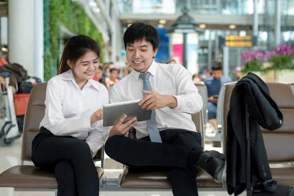 Giovani asiatici coppia uomini d'affari utilizzando tablet digitale pc mentre — Foto Stock