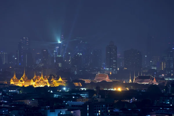 Grand palace with Bangkok city skyscrapers at night in Bangkok,T — Stock Photo, Image