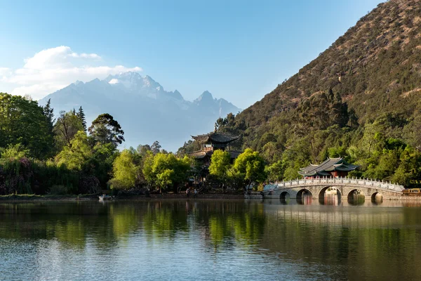 Lijiang régi város jelenet a fekete sárkány medence Park Jade drago — Stock Fotó