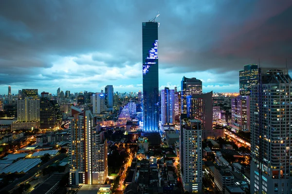 De skyline van de stad van Bangkok, Mahanakhon wolkenkrabber toren is de hoogste bui — Stockfoto