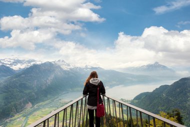Şehir bölgesi ve Interlaken havadan görünümü daha çok Kulm Interlaken, Bern, İsviçre içinde görüş açısından bakarak kadın traverler.