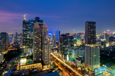 Bangkok gece gökdelen Sathon Silom iş Dağ Manzaralı