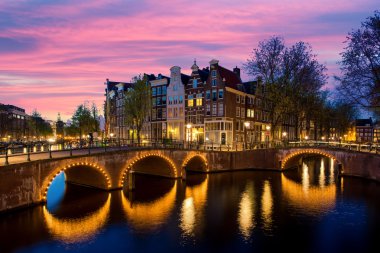 Gece şehir manzaralı Amsterdam, Hollanda. Kanal ve tipik dut