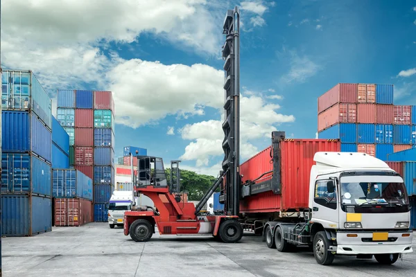 Muatan kotak kontainer pengangkat forklift ke truk di depot untuk im — Stok Foto