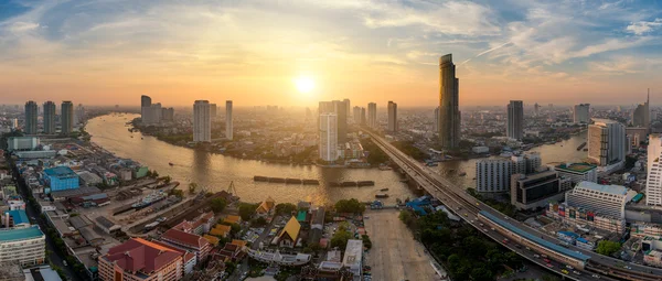 Panorama do horizonte da cidade de Banguecoque e arranha-céus ao longo de Chao phray — Fotografia de Stock