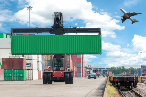 Vorkheftruck behandeling container vak laden naar goederentrein — Stockfoto