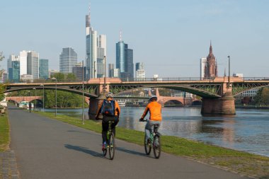 Frankfurt am main gökdelen insanlar p içinde bisiklet ile bina