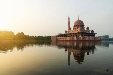 Putrajaya Camii sunsire Kuala Lumpur, Malezya arasında. Pembe