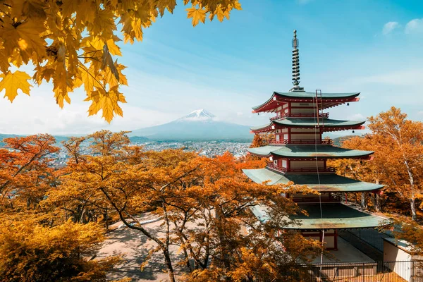 Mt. Fuji i czerwony pagoda z jesień kolory w Japonii, aut Japonia — Zdjęcie stockowe