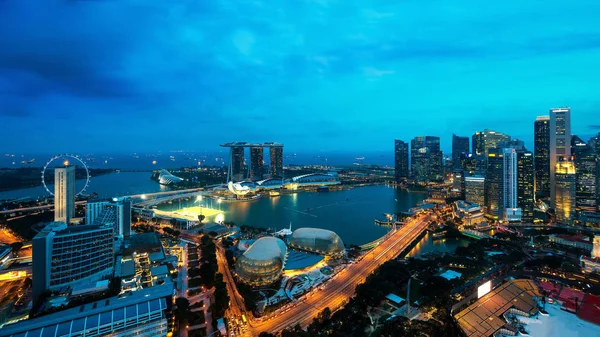 Vista aérea del distrito de negocios de Singapur y la ciudad por la noche en — Foto de Stock