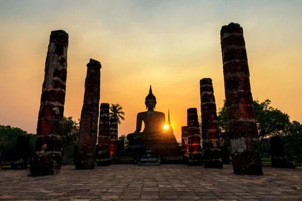 Buddha szobor, a Wat Mahathat Sukhothai történeti parkban a Su — Stock Fotó