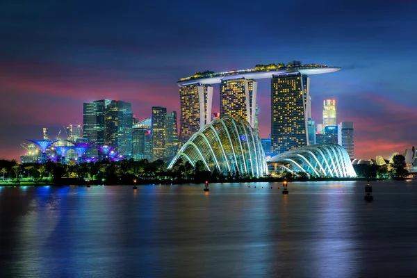 Edifício de arranha-céus de Singapura em Marina Bay à noite, Singapura . — Fotografia de Stock