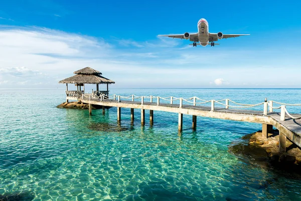 L'avion arrive station tropicale le matin. Voyages, somme — Photo