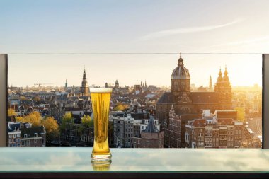 Bira ve köpük bira Amsterdam skylin çatı barı tablo