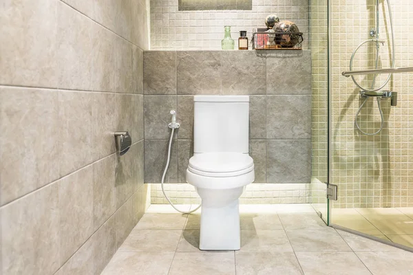 Білий унітаз у сучасній ванній кімнаті в готелі. Інтер'єр туалету — стокове фото