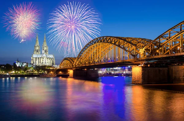 Catedral de Colônia e Ponte Hohenzollern com fogos de artifício em Novo — Fotografia de Stock