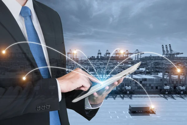 Dubbel exponering av affärsmannen handen håller digital tablett assis — Stockfoto