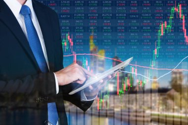 İşadamı dijital tablet borsa grafikle çalışma kullanma