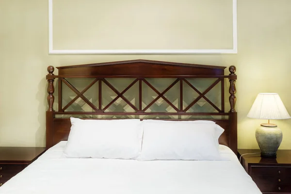 Інтер'єр спальні з ліжком і подушкою затишного будинку в сучасному бажанні — стокове фото