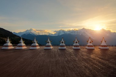 Meili kar Dağı, Kawagebo Feilai Tapınağı'nda sekiz Pagoda