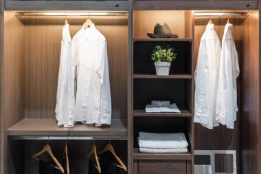 Gömlek, pantolon, şapka ve o havlu ile modern iç dolap