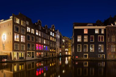 Gece şehir manzaralı Amsterdam, Hollanda. Kanal ve tipik dut
