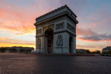 Arc de Triomphe ve Champs Elysees, Paris'in merkezinde simge yapılar