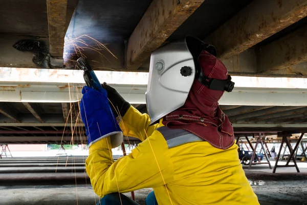 Trabajador de la industria con soldadura de acero para reparar la estructura del contenedor —  Fotos de Stock