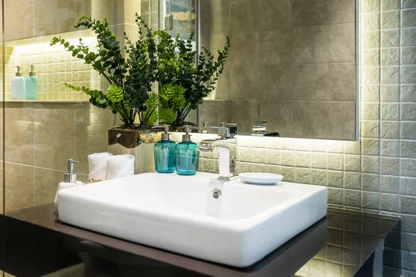 Interior del cuarto de baño con grifo lavabo y toalla blanca. Mod — Foto de Stock