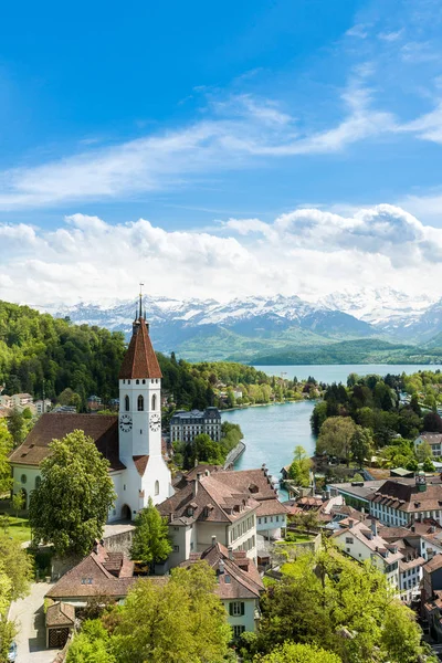 La histórica ciudad de Thun, en el cantón de Berna en Suiza. Paisaje hermoso en Suiza — Foto de Stock