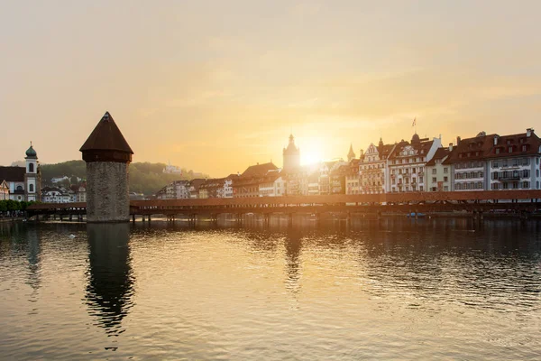 Historiska staden centrala Luzern med berömda Kapellbron och la — Stockfoto