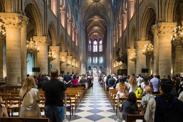 Turistas no identificados visitan la Notre Dame de Paris en París, Francia. La catedral de Notre Dame es uno de los principales destinos turísticos de París . — Foto de Stock