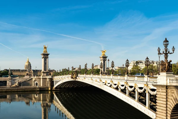 Alexandre III Köprüsü (Pont Alexandre III) ve ulusal Residence — Stok fotoğraf