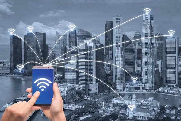 Mano tenendo smart phone e Singapore città con connessione di rete — Foto Stock