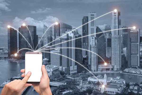 Mão segurando telefone inteligente e cidade de Singapura com conexão de rede — Fotografia de Stock