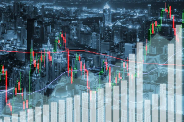 Trading gráfico bursátil y bar en la ciudad por la noche. Financiación empresarial — Foto de Stock