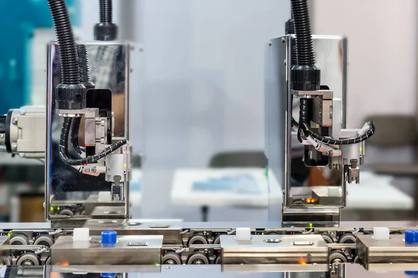 工場で働く光センサー付き自動ロボット アーム — ストック写真